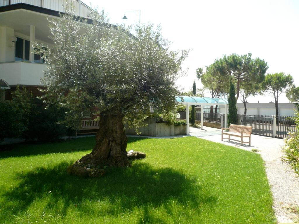 Beach Hotel Eurovil Predore Exterior photo