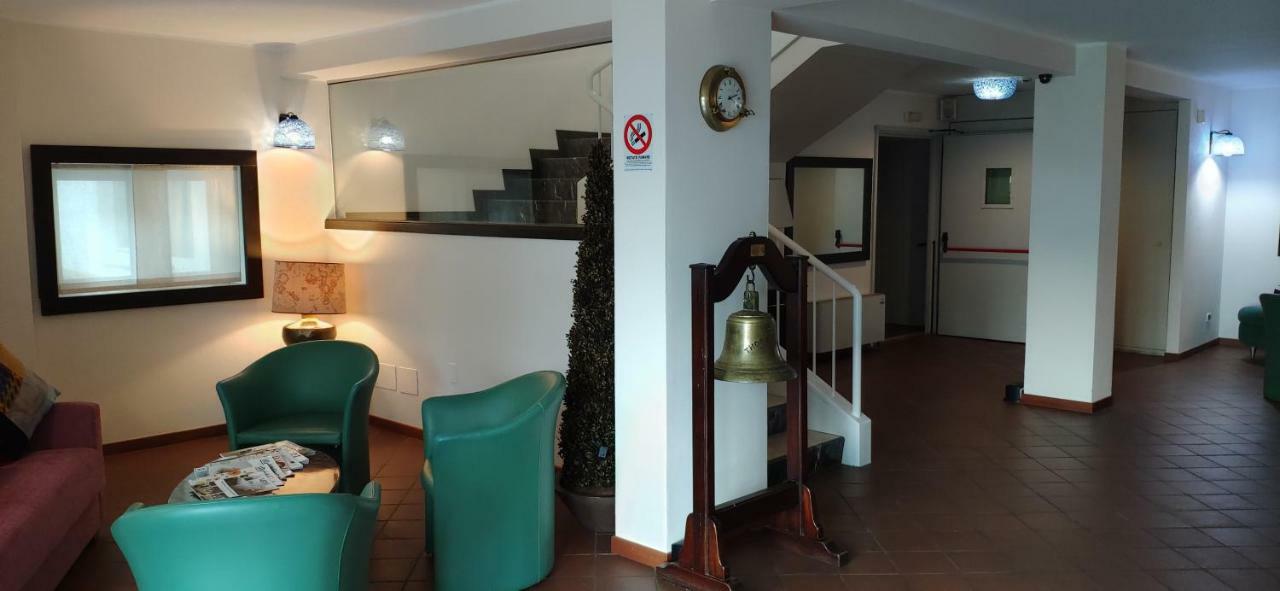 Beach Hotel Eurovil Predore Exterior photo